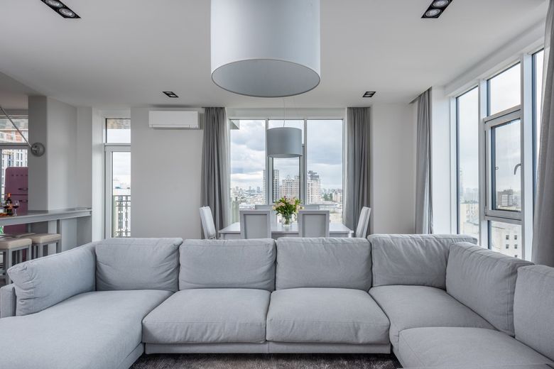 Какой размер модульного дивана нужен для гостиной от 25 м²?