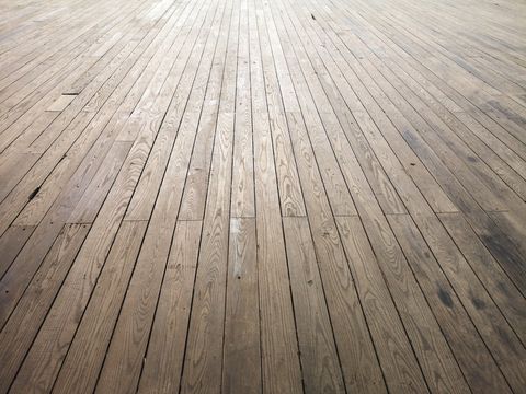 Почему широкая доска «дышит» иначе, чем узкая
