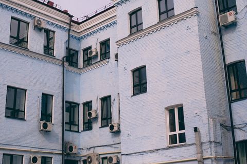 Почему стандартные сплит-системы не подходят для коттеджей с панорамным остеклением?