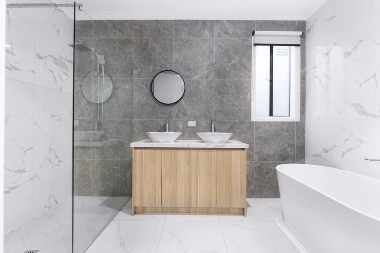 Какой клей выбрать для плиты 120×240 и почему нельзя экономить?