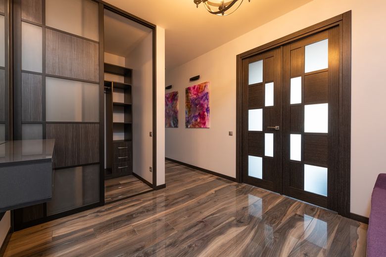 Какие нормативы учитывать при проектировании гардеробной комнаты?