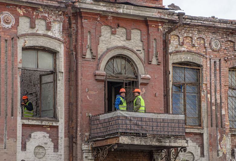 В чём отличие лоджии от балкона с точки зрения строительных норм?