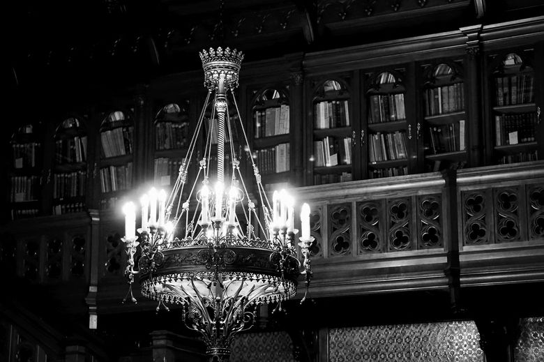 Почему стандартные люстры вредны для книг: физика света и усталость глаз