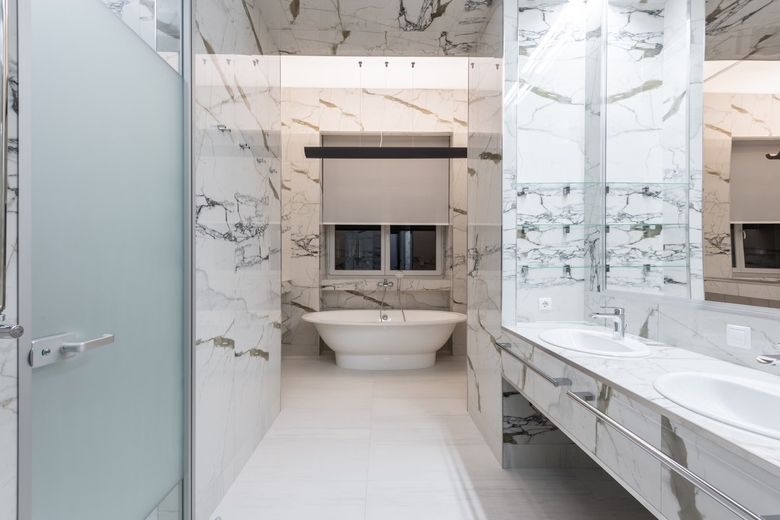 Сколько стоит монтаж отдельностоящей ванны и душевой без поддона в Москве?