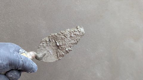 Какие нормативы регулируют качество штукатурки и стяжки в новостройке?